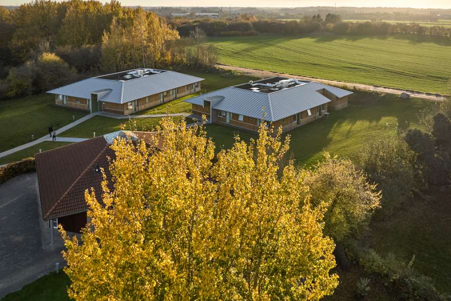 Moderne tagløsning fuldender efterskolebyggeri, Rågelund Efterskole, Rågelundvej 179, 5240 Odense NØ